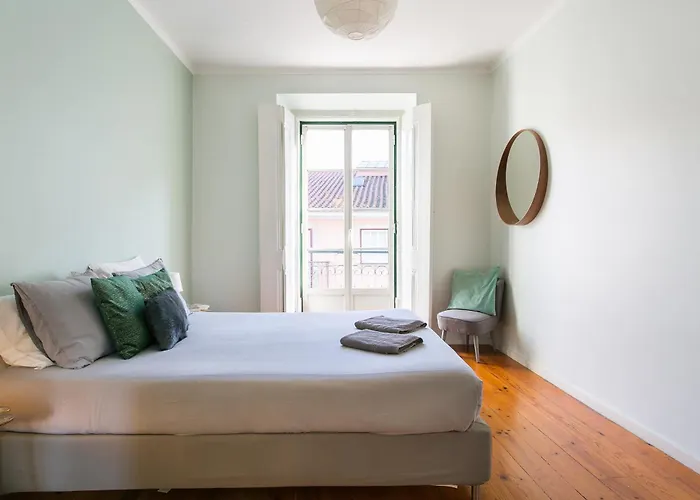 Lägenhet Spacious, Bright And Newly Renovated 2 Bedroom Apartment, Historical Center, Madragoa