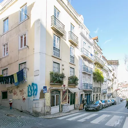 Spacious, Bright And Newly Renovated 2 Bedroom Apartment, Historical Center, Madragoa