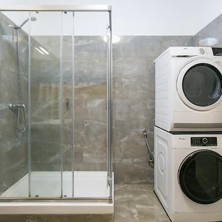 Spacious, Bright And Newly Renovated 2 Bedroom Apartment, Historical Center, Madragoa *