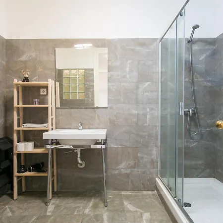 דירה Spacious, Bright And Newly Renovated 2 Bedroom Apartment, Historical Center, Madragoa