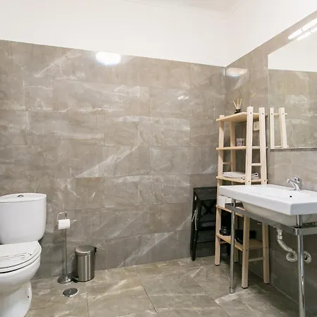 Spacious, Bright And Newly Renovated 2 Bedroom Apartment, Historical Center, Madragoa Lisbona