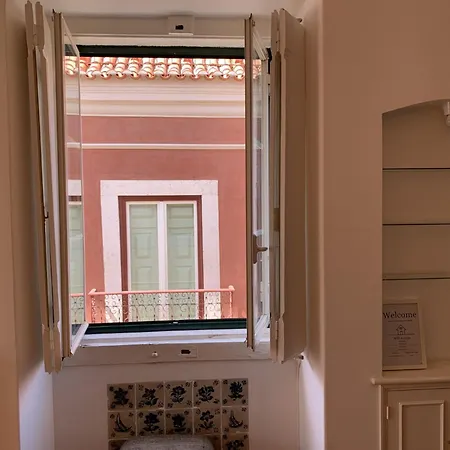 Spacious, Bright And Newly Renovated 2 Bedroom Apartment, Historical Center, Madragoa Lissabon