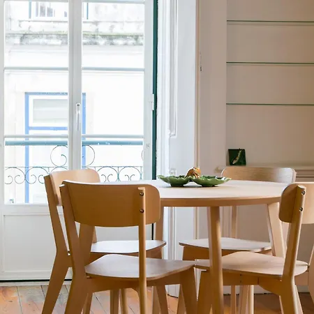 Spacious, Bright And Newly Renovated 2 Bedroom Apartment, Historical Center, Madragoa * Lissabon
